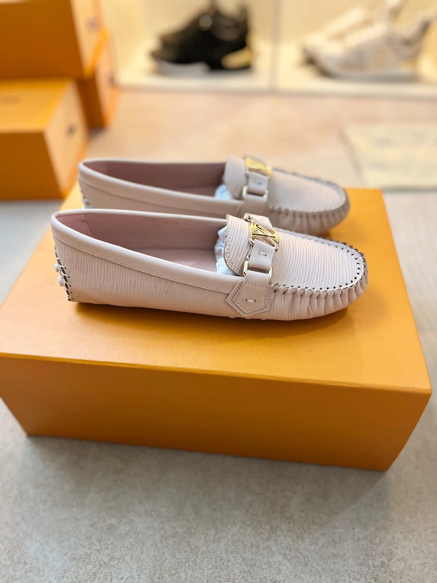 p460💰Couple model❤️🇫🇷 𝙇𝙤𝙪𝙞𝙨 𝙑𝙪𝙞𝙩𝙩𝙤𝙣 🇫🇷Louis Vuitton 2023 Classic𝓛𝓿 𝓣𝓻𝓪𝓲𝓷𝓮𝓻 Sports Series ➪➪➪¯ [Arizona Doudou Shoes Series] ▪️▪️▪️Arizona slip-on shoes are made of Monogram Eclipse canvas. Its hand-painted and dyed edges and hand-sewn uppers fully demonstrate Louis Vuitton's traditional shoemaking craftsmanship. This slip-on shoe is very lightweight. The integrated tongue and upper make it particularly comfortable and flexible. The soft outsole is equipped with rubber padding. Decorated with matching sash. Detailed features: ☑️Monogram Eclipse canvas ☑️Black Eclipse pattern ☑️Hand-painted shoe edges ☑️Hand-sewn uppers (each pair takes time to process) ☑️Integrated tongue and upper construction ☑️Outsole equipped with rubber lining ☑️size: 35_46